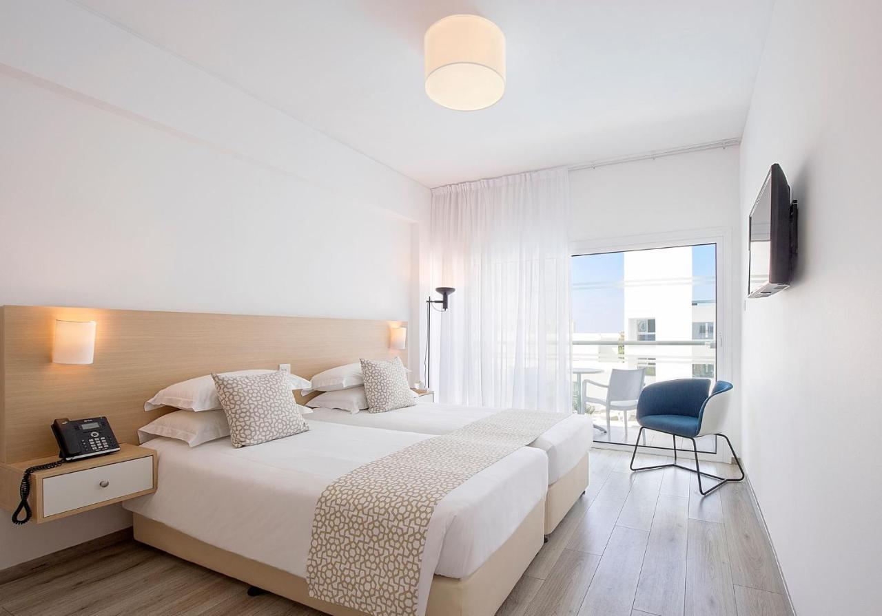 Suite met Twee Slaapkamers met Uitzicht op het Zwembad
