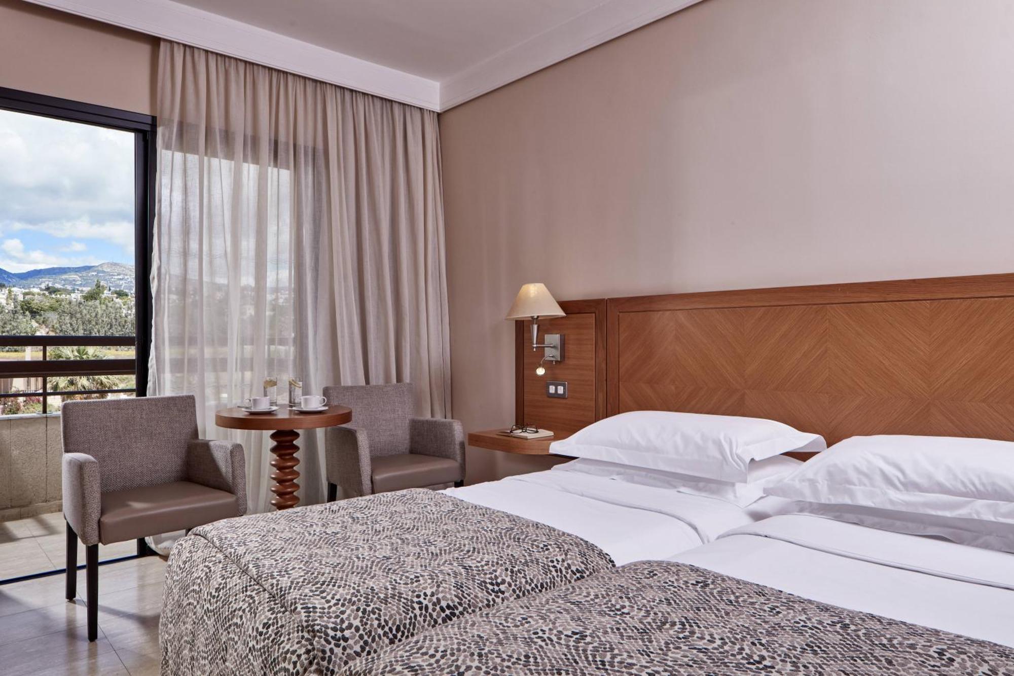Zweibettzimmer mit Blick in das Landesinnere