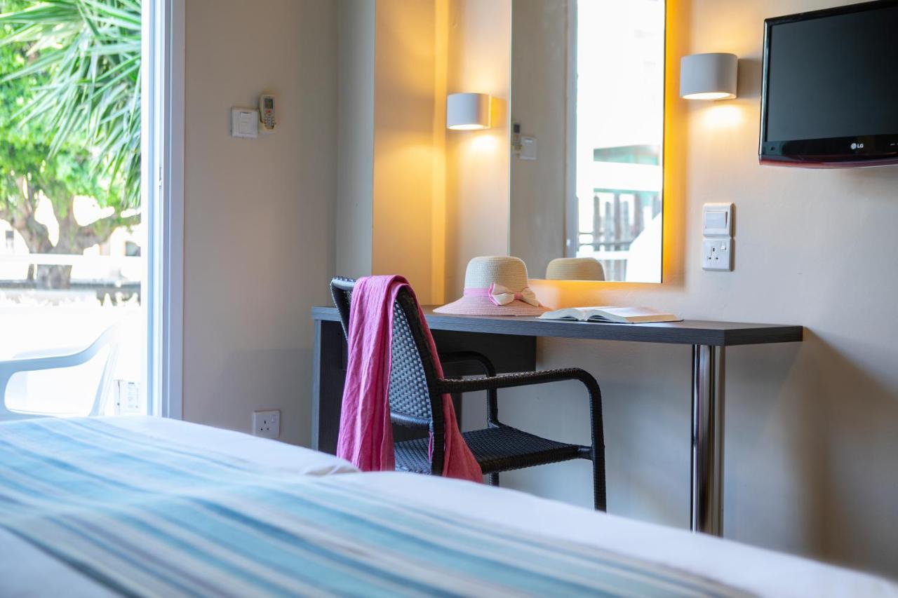 Tweepersoonskamer met 1 of 2 Bedden en Uitzicht op het Zwembad